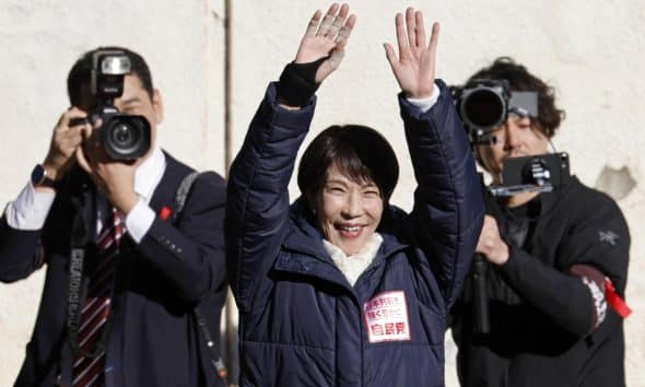 La primera ministra de Japón, la conservadora Sanae Takaichi, saluda a sus votantes durante un acto de campaña electoral. 
EFE/EPA/FRANCK ROBICHON