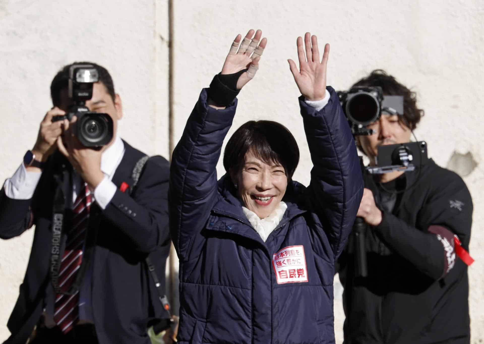 La primera ministra de Japón, la conservadora Sanae Takaichi, saluda a sus votantes durante un acto de campaña electoral. 
EFE/EPA/FRANCK ROBICHON