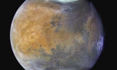 Combinación de imágenes de Marte tomadas por el telescopio espacial Hubble en 2024. Las finas nubes de hielo de agua, visibles en luz ultravioleta, dan al Planeta Rojo un aspecto helado. El gélido casquete polar norte estaba experimentando el comienzo de la primavera marciana. Fotografía facilitada por el Instituto de Astrofísica de Andalucía/ NASA, ESA, STScI