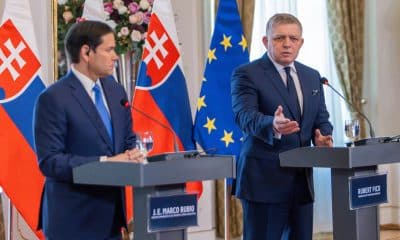 El secretario de Estado de EE.UU., Marco Rubio (I), en una conferencia de prensa conjunta con el primer ministro eslovaco, Robert Fico (D), en Bratislava. EFE/EPA/DOMINIKA KORTVELYESIOVA