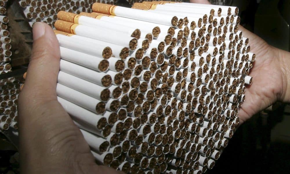 Imagen de archivo que muestra a un trabajador de una tabacalera. EFE/Barbara Walton