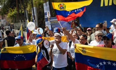 Familiares de presos políticos participan en una protesta alrededor de El Helicoide este sábado, en Caracas (Venezuela). EFE/Ronald Peña R