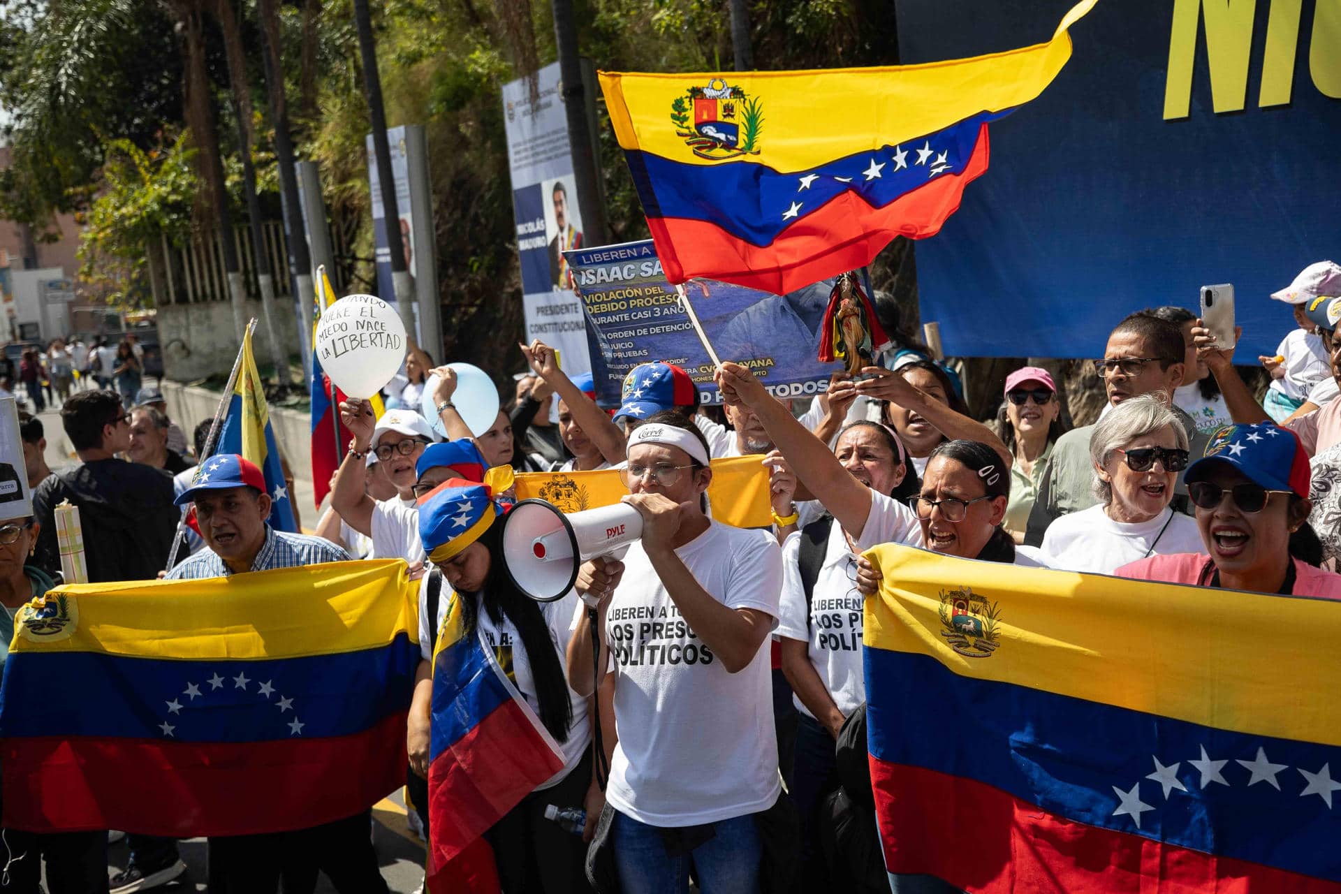 Familiares de presos políticos participan en una protesta alrededor de El Helicoide este sábado, en Caracas (Venezuela). EFE/Ronald Peña R