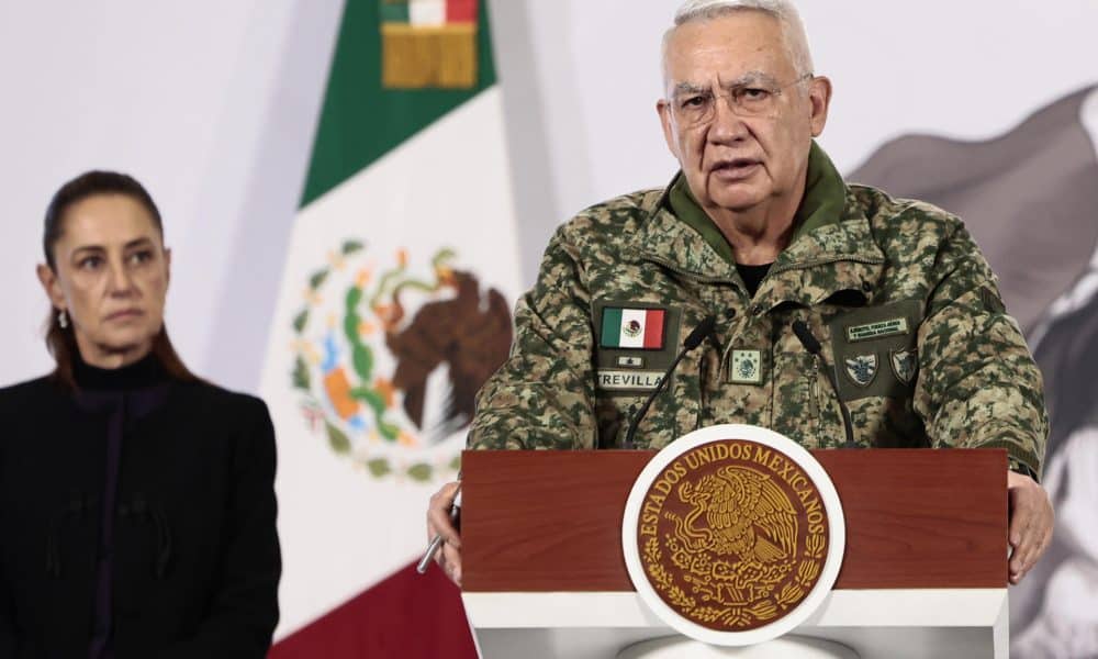 El secretario de la Defensa Nacional, Ricardo Trevilla, habla en una rueda de prensa el lunes en Palacio Nacional de la Ciudad de México (México). El operativo militar de México que acabó con el abatimiento de El Mencho, líder del Cartel Jalisco Nueva Generación (CJNG), fue producto de un proceso de inteligencia "muy complicado" en el que gracias a la información de Estados Unidos se pudo localizar al capo del narcotráfico y arrestarle después de que tratara de huir al verse acorralado. EFE/José Méndez