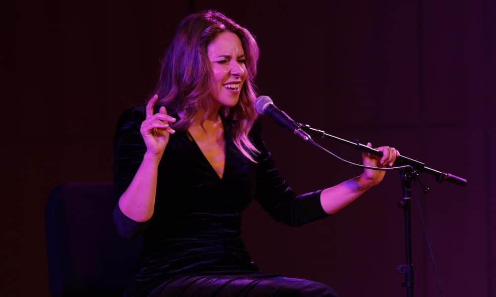 La cantaora Rocío Márquez se presenta durante el 25.º Festival de Flamenco este miércoles, en Nueva York (Estados Unidos). A través de "quejíos" y el resonar de una guitarra española, la cantaora Rocío Márquez y el guitarrista Pedro Rojas-Ogáyar presentaron en Nueva York 'Himno Vertical', un réquiem contemporáneo sobre el duelo. EFE/ Sarah Yáñez-richards