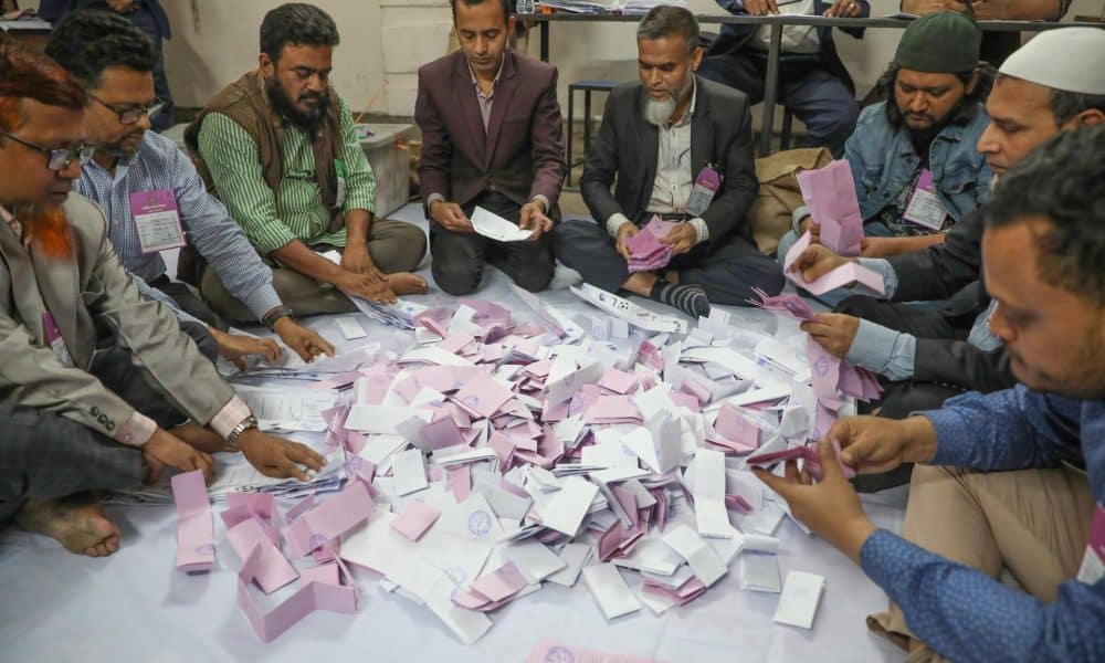 Dhaka (Bangladesh), 12/02/2026.- Los funcionarios electorales de Bangladés cuentan las papeletas de votación tras el cierre de los colegios en Dhaka, Bangladés, el 12 de febrero de 2026. EFE/EPA/MONIRUL ALAM