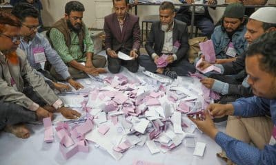 Dhaka (Bangladesh), 12/02/2026.- Los funcionarios electorales de Bangladés cuentan las papeletas de votación tras el cierre de los colegios en Dhaka, Bangladés, el 12 de febrero de 2026. EFE/EPA/MONIRUL ALAM