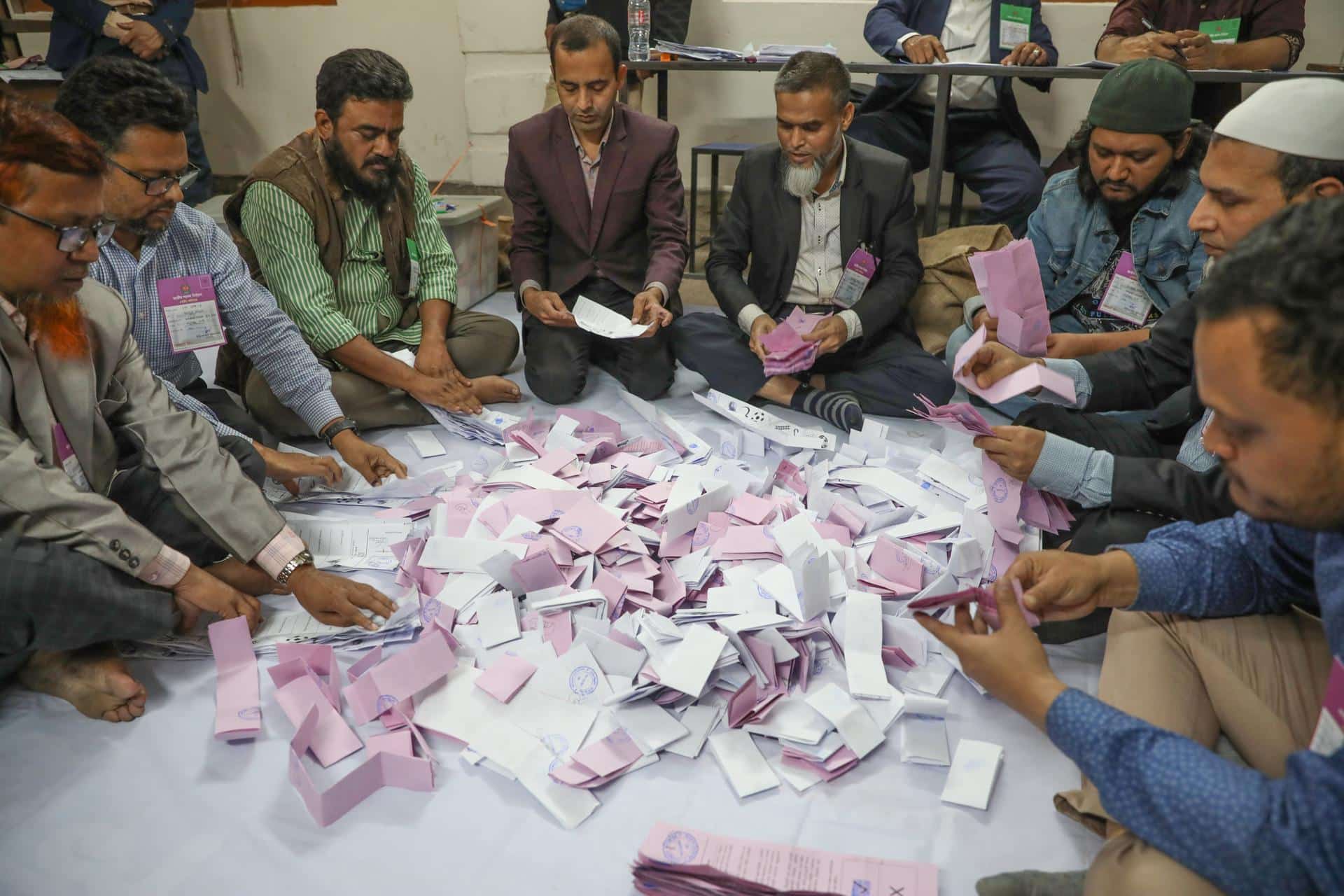 Dhaka (Bangladesh), 12/02/2026.- Los funcionarios electorales de Bangladés cuentan las papeletas de votación tras el cierre de los colegios en Dhaka, Bangladés, el 12 de febrero de 2026. EFE/EPA/MONIRUL ALAM