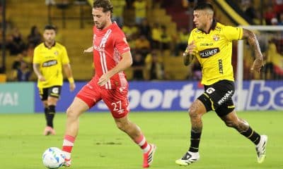 Tomás Molina (i), de Argentinos Juniors, controla un balón ante un jugador del Barcelona en Guayaquil (Ecuador). EFE/Jonathan Miranda