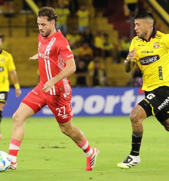 Tomás Molina (i), de Argentinos Juniors, controla un balón ante un jugador del Barcelona en Guayaquil (Ecuador). EFE/Jonathan Miranda