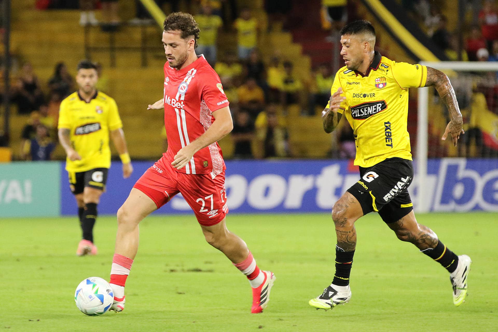Tomás Molina (i), de Argentinos Juniors, controla un balón ante un jugador del Barcelona en Guayaquil (Ecuador). EFE/Jonathan Miranda