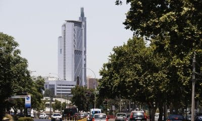 Imagen de archivo del edificio Torre Telefónica de la compañía de telecomunicaciones Movistar este lunes, en Santiago de Chile (Chile). EFE/ Elvis González