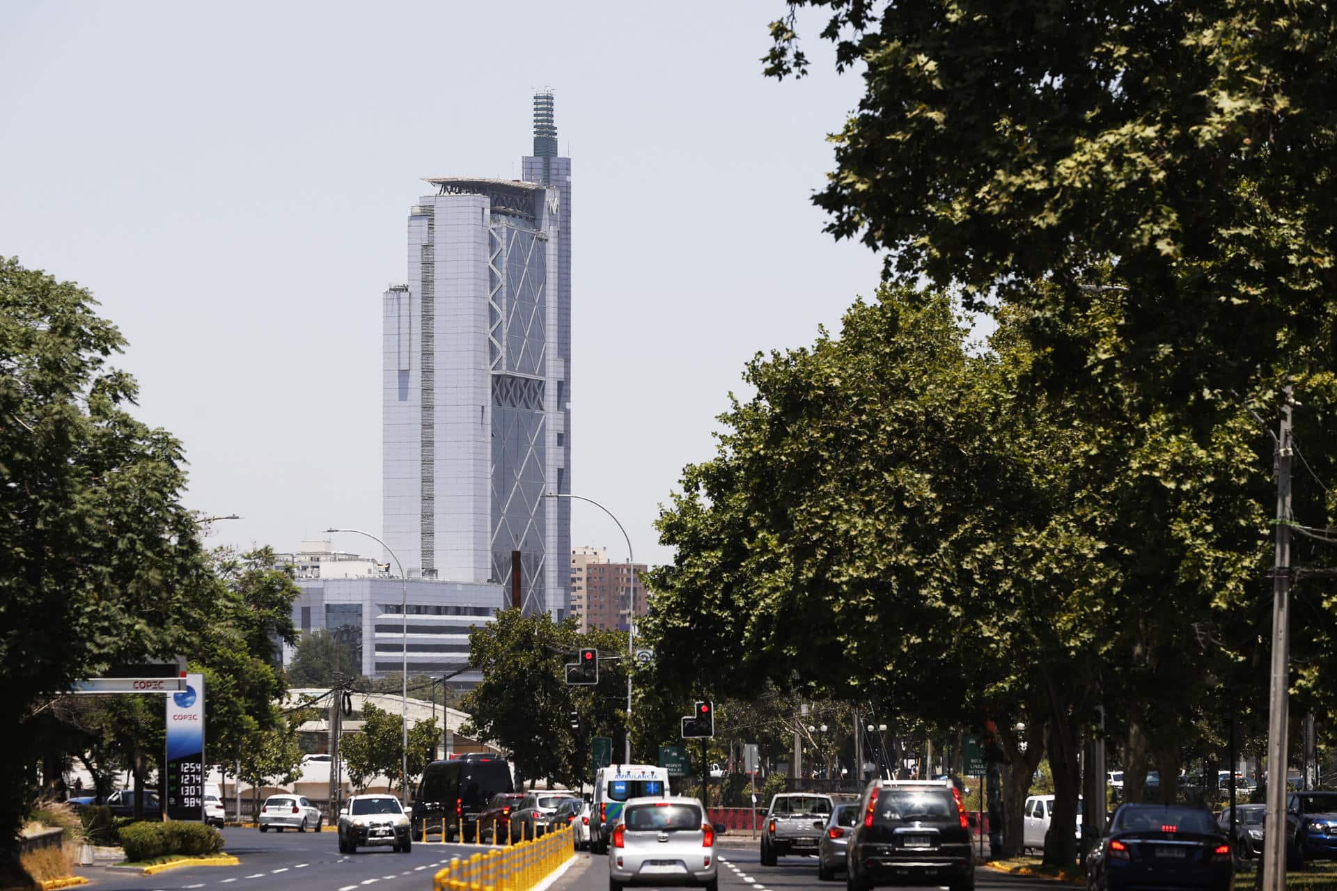 Imagen de archivo del edificio Torre Telefónica de la compañía de telecomunicaciones Movistar este lunes, en Santiago de Chile (Chile). EFE/ Elvis González