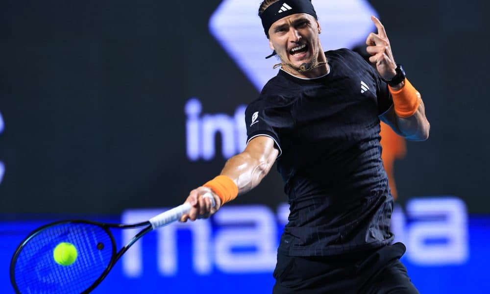 El tenista alemán Alexander Zverev devuelve una bola frente al francés Corentin Moutet​, este martes durante un partido del Abierto Mexicano de Tenis 2026, realizado en la ciudad de Acapulco (México). EFE/ David Guzmán