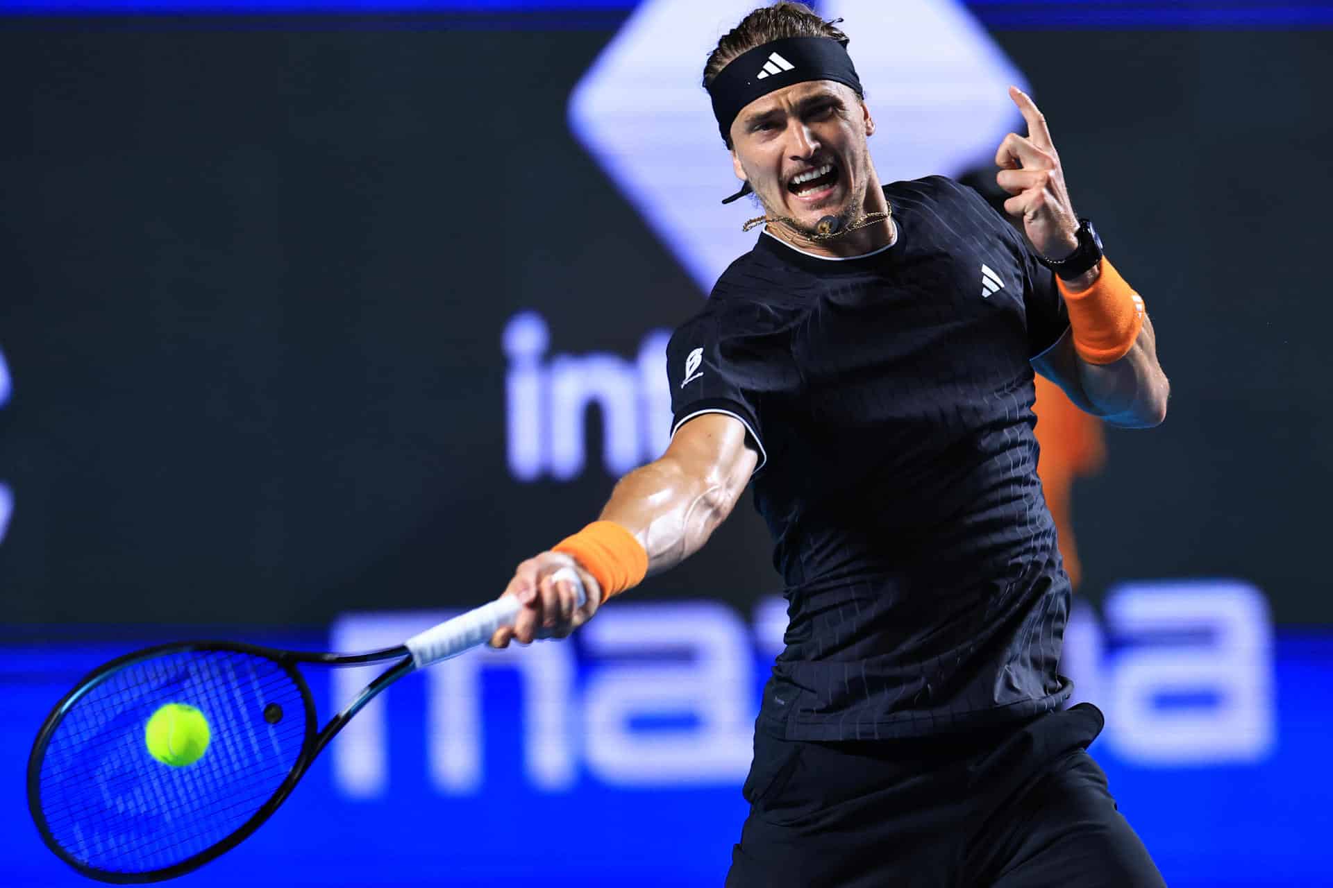 El tenista alemán Alexander Zverev devuelve una bola frente al francés Corentin Moutet​, este martes durante un partido del Abierto Mexicano de Tenis 2026, realizado en la ciudad de Acapulco (México). EFE/ David Guzmán