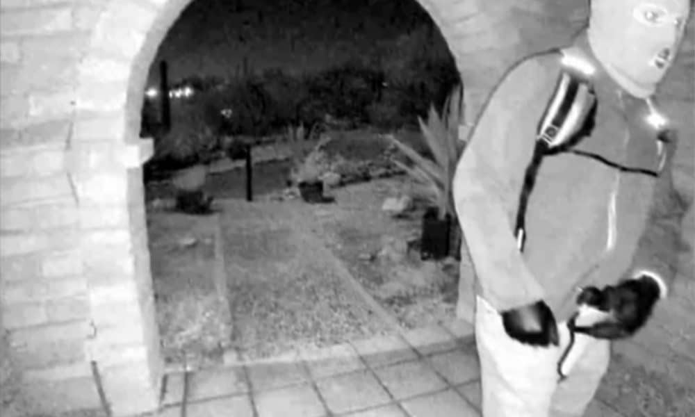 Fotografía tomada de la cuenta oficial de la red social X @FBIDirectorKash del director del FBI, Kash Patel, que muestra al posible sospechoso de la desaparición de Nancy Guthrie, la madre de la periodista de NBC Savannah Guthrie, en Tucson, Arizona (Estados Unidos). EFE/ @fbidirectorkash