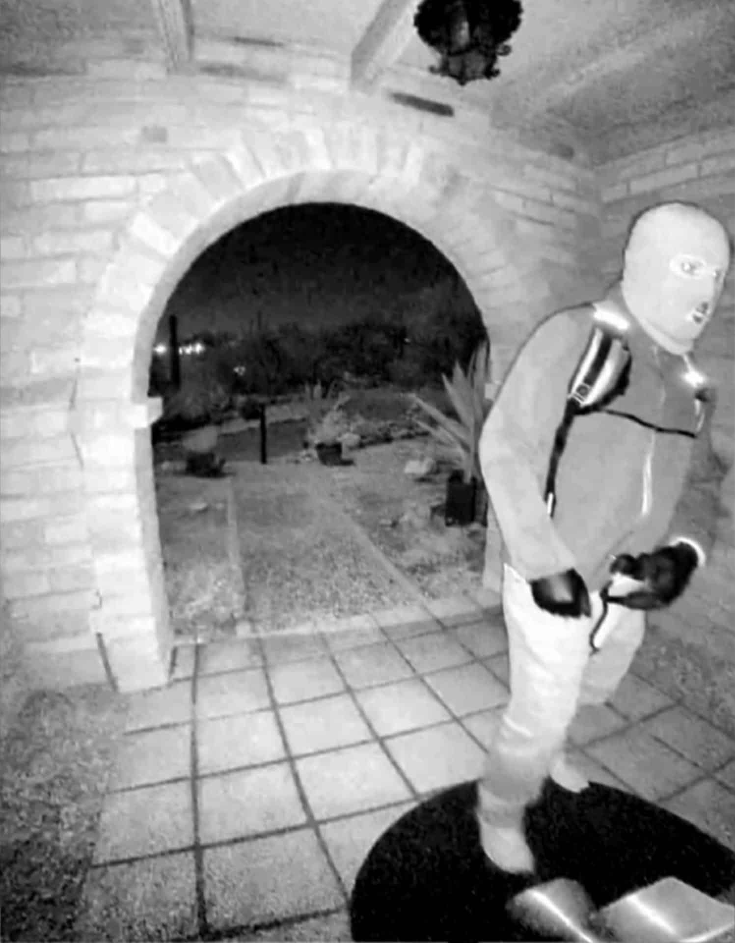 Fotografía tomada de la cuenta oficial de la red social X @FBIDirectorKash del director del FBI, Kash Patel, que muestra al posible sospechoso de la desaparición de Nancy Guthrie, la madre de la periodista de NBC Savannah Guthrie, en Tucson, Arizona (Estados Unidos). EFE/ @fbidirectorkash