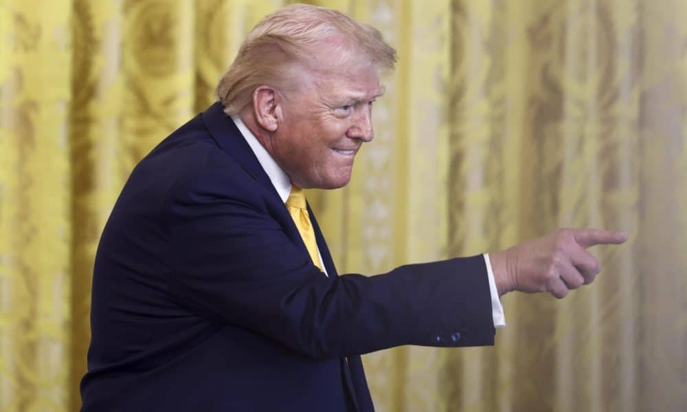 El presidente de Estados Unidos, Donald Trump, hace un gesto antes de pronunciar un discurso en una recepción por el Mes de la Historia Negra en el Salón Este de la White House, en Washington, D.C., Estados Unidos, el 18 de febrero de 2026. EFE/JIM LO SCALZO