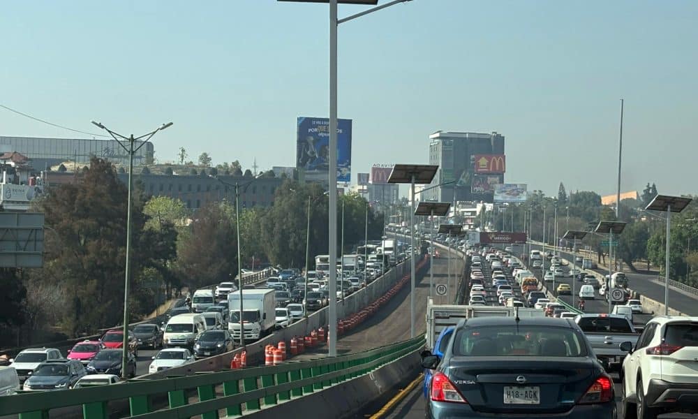 Fotografía que muestra tráfico vehicular este lunes, en Ciudad de México (México). EFE/ Alex Cruz