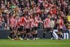 Los jugadores del Athletic Club celebran el primer gol del equipo bilbaíno, obra de Guruzeta (c), durante el partido de Liga en Primera División ante el Levante que disputan este domingo en el estadio de San Mamés, en Bilbao. EFE/Javier Zorrilla
