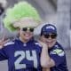 Fans de los Seattle Seahawks, felices de estar en el Super Bowl LX para ver a su equipo contra los New England Patriots en el Levi's Stadium en Santa Clara, California. EFE/EPA/CHRIS TORRES