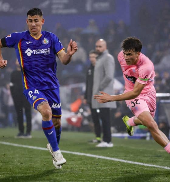 El defensa argentino del Getafe, Zaid Romero (i), disputa el balón ante el defensa del Celta, Javi Rodríguez, durante el encuentro correspondiente a la jornada 22 de Laliga EA Sports que disputaron Getafe y Celta en el Coliseum de la localidad madrileña. EFE / Zipi Aragón.