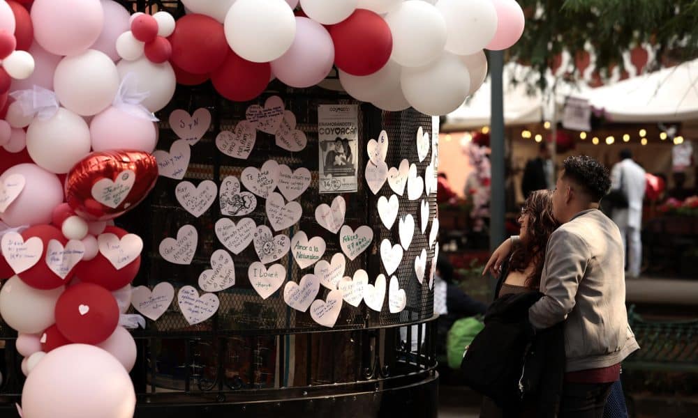 Una pareja lee mensajes escritos durante la celebración del Día de San Valentín, en la Ciudad de México (México). Imagen de archivo. EFE/ José Méndez
