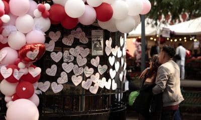 Una pareja lee mensajes escritos durante la celebración del Día de San Valentín, en la Ciudad de México (México). Imagen de archivo. EFE/ José Méndez