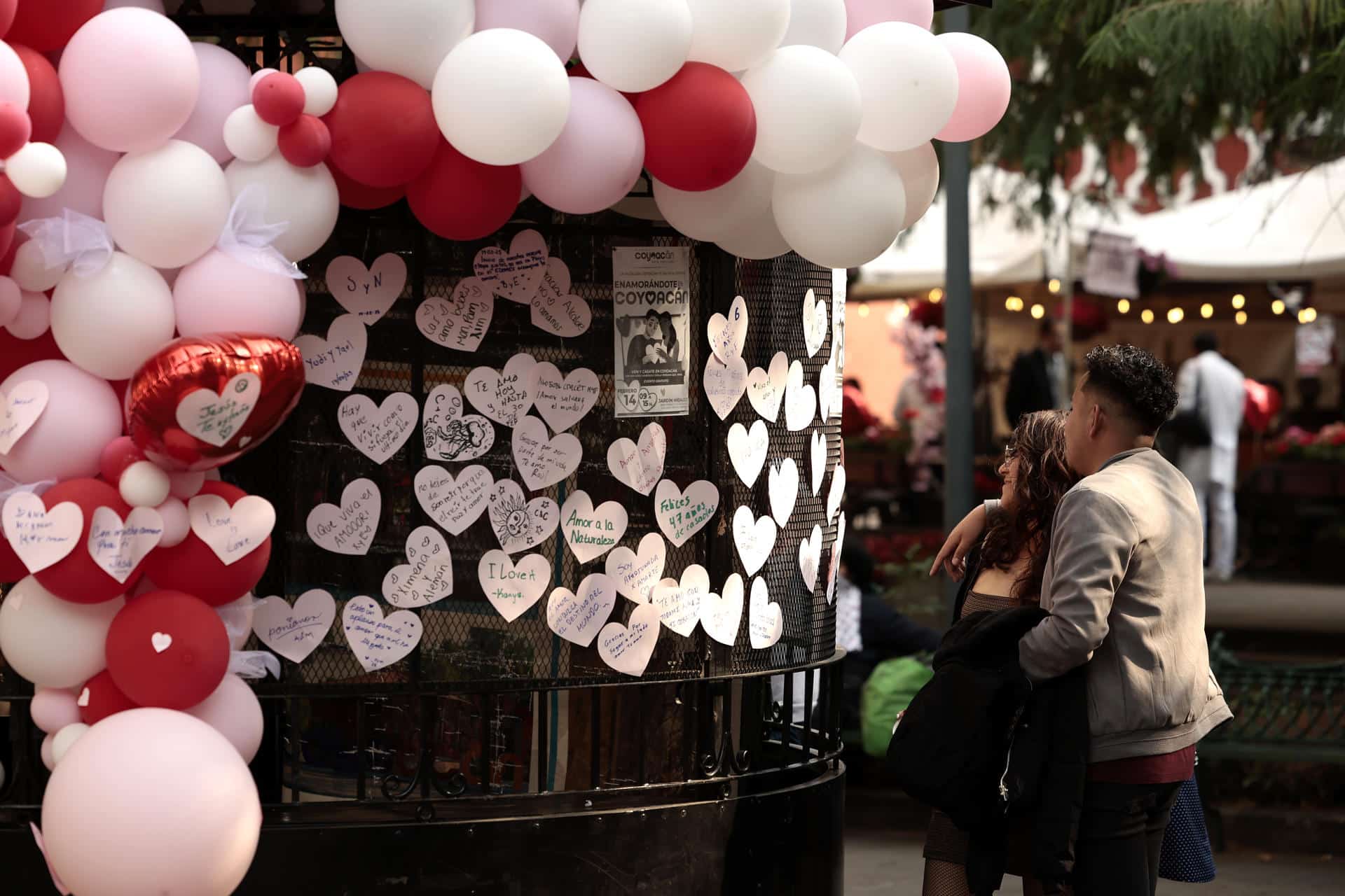 Una pareja lee mensajes escritos durante la celebración del Día de San Valentín, en la Ciudad de México (México). Imagen de archivo. EFE/ José Méndez
