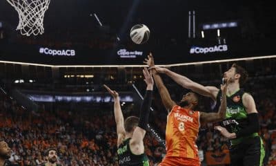 El base del Valencia Jean Montero (c) entra a canasta ante el pívot del Joventut Ante Tomić (d) durante el partido de cuartos de final de la Copa del Rey de baloncesto entre Valencia Basket y el Asisa Joventut Badalona, este jueves en Valencia. EFE/ Kai Försterling