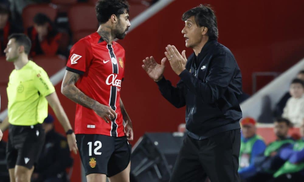 El técnico provisional del Mallorca, Antonio Siviero, se dirige al jugador portugués, Samuel Costa, durante el partido de la jornada 26 de LaLiga entre el Real Mallorca y la Real Sociedad, este sábado en el estadio de Son Moix en Palma.- EFE/ Cati Cladera