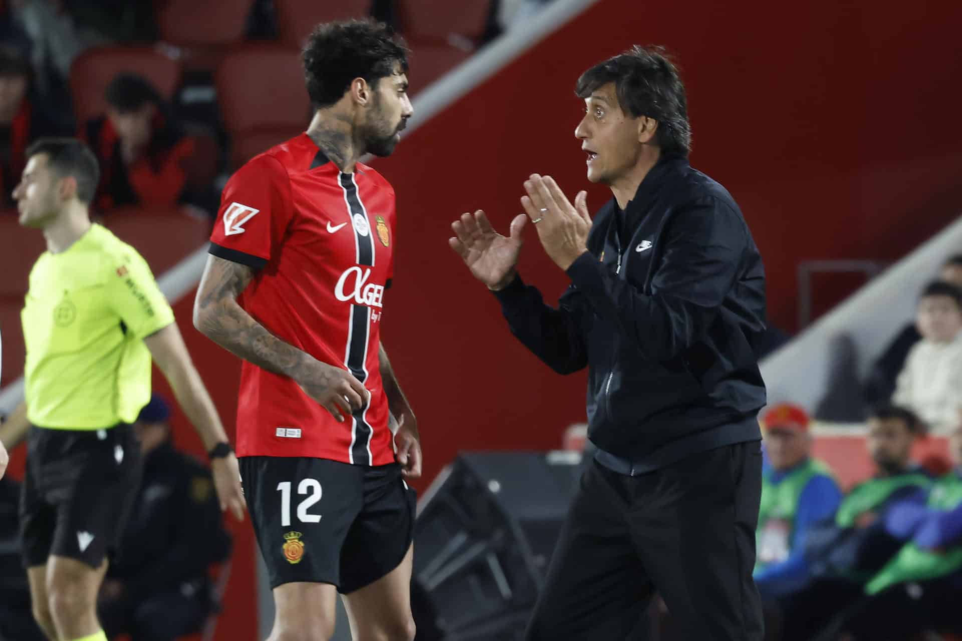 El técnico provisional del Mallorca, Antonio Siviero, se dirige al jugador portugués, Samuel Costa, durante el partido de la jornada 26 de LaLiga entre el Real Mallorca y la Real Sociedad, este sábado en el estadio de Son Moix en Palma.- EFE/ Cati Cladera