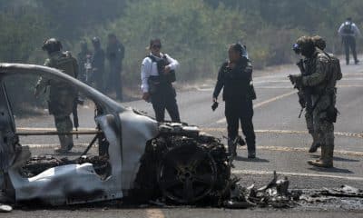 Integrantes de la policía de Morelia y del ejército trabajan en la zona donde fue incendiado un vehículo por presuntos integrantes del crimen organizado este domingo,  tras el abatimiento de Nemesio Oseguera Cervantes, alias El Mencho, líder del Cártel Jalisco Nueva Generación (CJNG), en Morelia (México). EFE/ Iván Villanueva