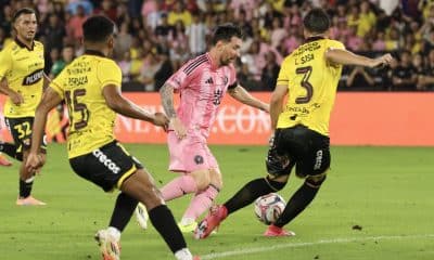 Luca Sosa (d), de Barcelona, disputa el balón con Lionel Messi (c), de Inter Miami, durante un partido amistoso entre Barcelona e Inter Miami en el estadio Monumental Banco Pichincha en Guayaquil (Ecuador). EFE/Jonathan Miranda