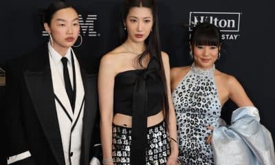 La cantantes de K-pop Audrey Nuna (i), EJAE (c) y Rei Ami posan durante la alfombra roja de la pre-gala de los Grammy este sábado, en el hotel Beverly Hilton de Los Ángeles (EE.UU.). EFE/ Octavio Guzmán
