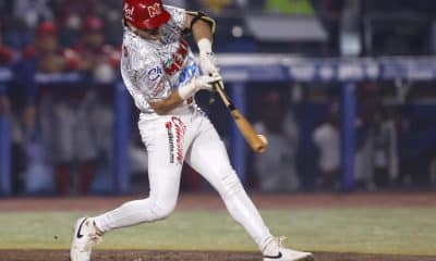 Mateo Gil, de México Rojo, batea una bola este domingo, durante un partido de La Serie del Caribe de Béisbol 2026 ante República Dominicana, en el Estadio Panamericano Charros de Jalisco, en Guadalajara (México). EFE/ Francisco Guasco