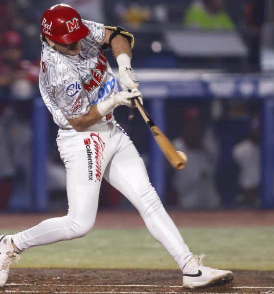 Mateo Gil, de México Rojo, batea una bola este domingo, durante un partido de La Serie del Caribe de Béisbol 2026 ante República Dominicana, en el Estadio Panamericano Charros de Jalisco, en Guadalajara (México). EFE/ Francisco Guasco