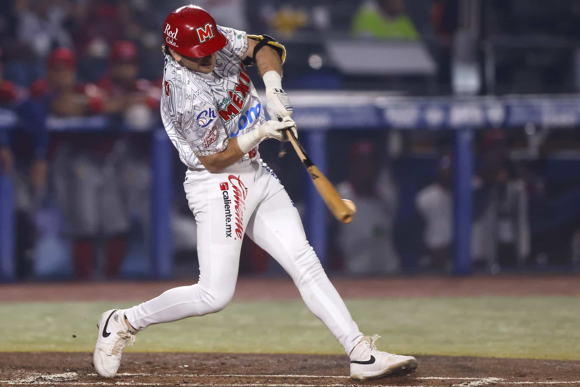 Mateo Gil, de México Rojo, batea una bola este domingo, durante un partido de La Serie del Caribe de Béisbol 2026 ante República Dominicana, en el Estadio Panamericano Charros de Jalisco, en Guadalajara (México). EFE/ Francisco Guasco