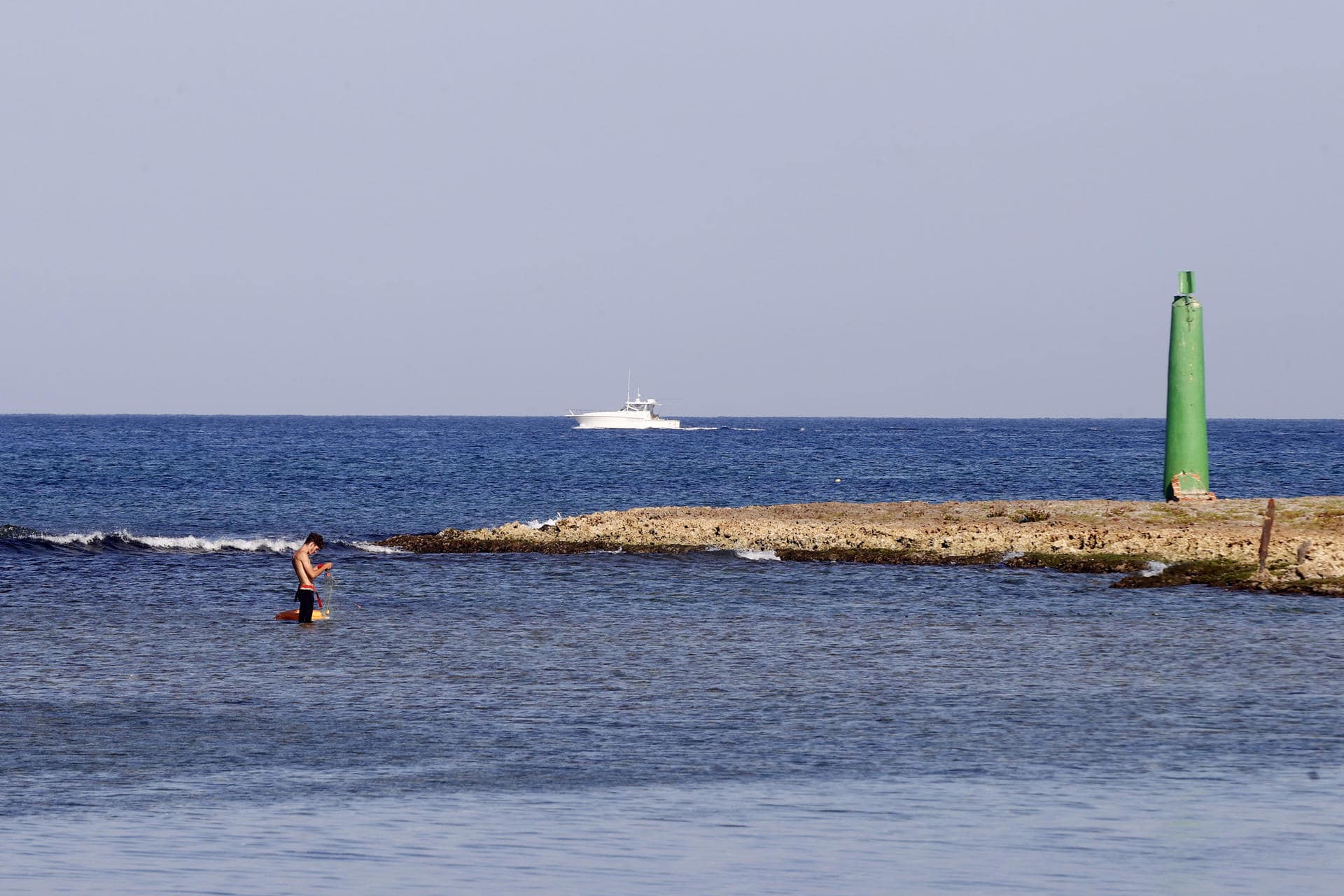 Una persona camina en un playa este 26 de febrero de 2026, en La Habana (Cuba). EFE/ Ernesto Mastrascusa