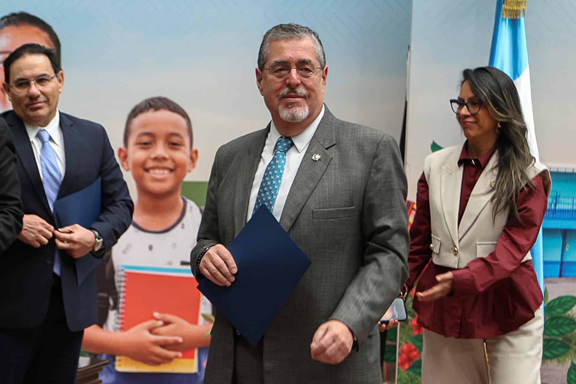 El presidente de Guatemala, Bernardo Arevalo de León, asiste a una rueda de prensa este miércoles, en el Palacio Nacional de la Cultura en Ciudad de Guatemala (Guatemala). EFE/ Mariano Macz