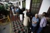 Personas hacen fila para votar este domingo, en el centro de votación San Francisco de Dos Ríos, en San José (Costa Rica). EFE/ Jeffrey Arguedas