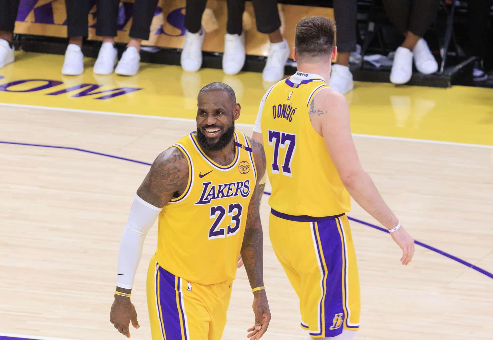LeBron James (d) y Luka Doncic (i), de Los Angeles Lakers. EFE/Javier Rojas