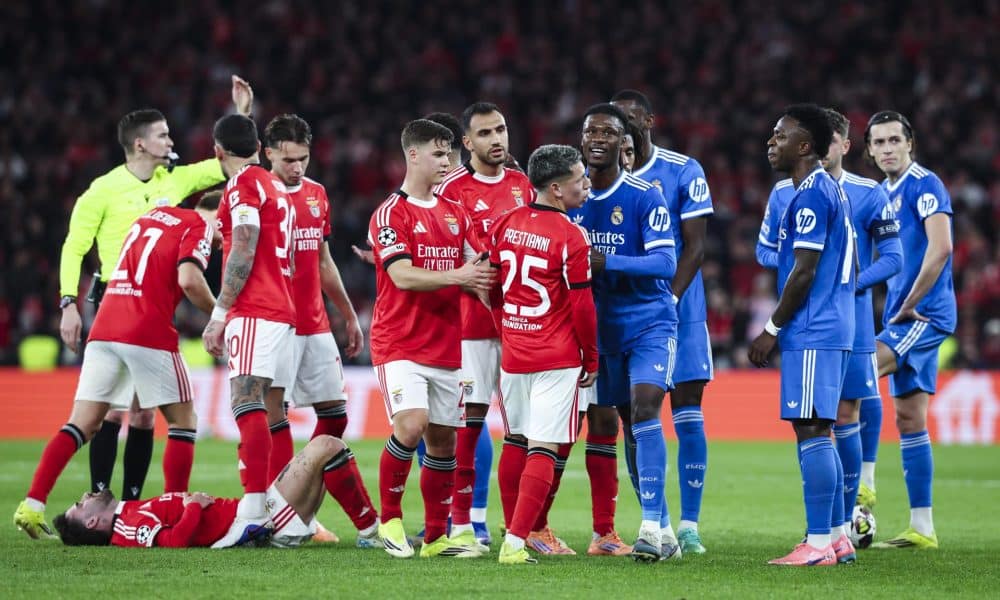 Los jugadores Gianluca Prestianni y Vinicius Junior discuten durante el partido de Liga de Campeones entre el Benfica y el Real Madrid en Lisboa, este martes. EFE/EPA/JOSE SENA GOULAO