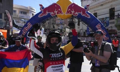 Sebastián Holguín de Colombia celebra su victoria durante el Red Bull Valparaíso Cerro Abajo 2026 en Valparaíso (Chile). EFE/Adriana Thomasa