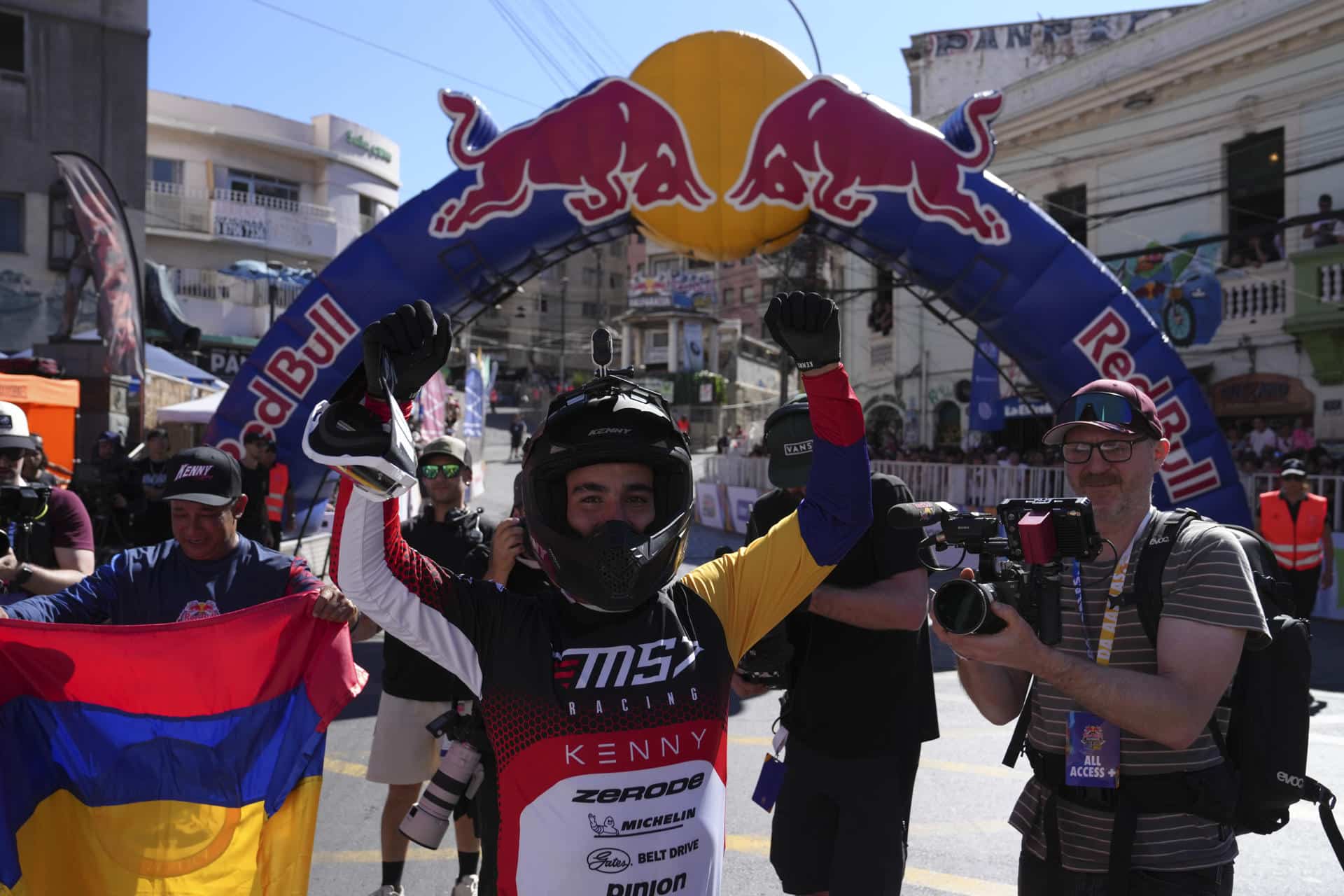 Sebastián Holguín de Colombia celebra su victoria durante el Red Bull Valparaíso Cerro Abajo 2026 en Valparaíso (Chile). EFE/Adriana Thomasa