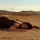 Fotografía cedida por Sony Music donde aparece la cantante española Rosalía acostada en un desierto con una estética definida por los críticos como 'retro-glam' y 'chic', en una imagen promocional al lanzamiento este viernes de su video de 'Sauvignon blanc', el tercer sencillo de su álbum 'LUX'. EFE/Sony Music /SOLO USO EDITORIAL /NO VENTAS /SOLO DISPONIBLE PARA ILUSTRAR LA NOTICIA QUE ACOMPAÑA /CRÉDITO OBLIGATORIO