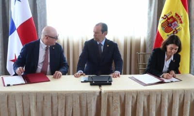 La secretaria de Estado de Cooperación Internacional de España, Eva Granados (d), firma un documento este martes, junto al canciller de Panamá, Javier Acha (c) y el viceministro de Asuntos Multilaterales y Cooperación de Panamá, Carlos Guevara Mann, en Ciudad de Panamá (Panamá). EFE/ Carlos Lemos