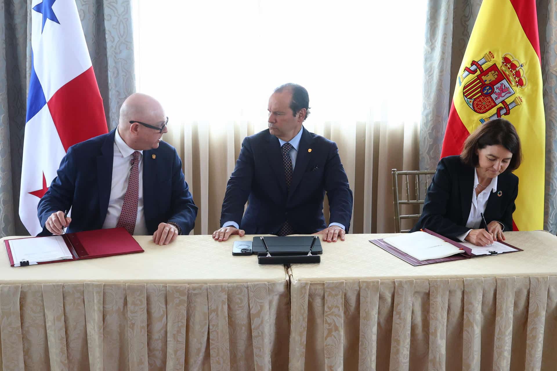 La secretaria de Estado de Cooperación Internacional de España, Eva Granados (d), firma un documento este martes, junto al canciller de Panamá, Javier Acha (c) y el viceministro de Asuntos Multilaterales y Cooperación de Panamá, Carlos Guevara Mann, en Ciudad de Panamá (Panamá). EFE/ Carlos Lemos