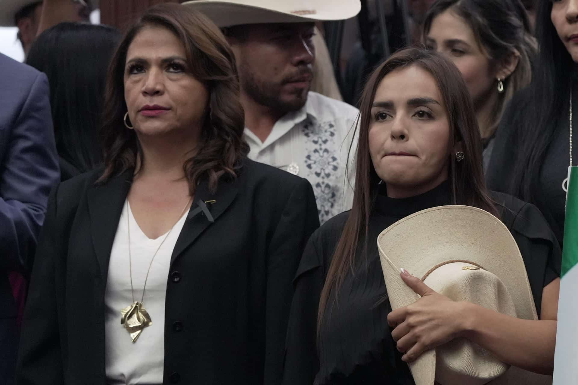 La viuda del alcalde Carlos Manzo, Grecia Quiroz (d), asiste a un evento en el Congreso de la ciudad de Morelia en Michoacán (México). Imagen de archivo. EFE/ Iván Villanueva