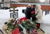 La madre del fallecido líder de la oposición rusa Alexei Navalni, Lyudmila Navalnaya (c), y su suegra, Alla Abrosimova (d) visitan su tumba en el segundo aniversario de su muerte, este lunes en el cementerio Borisovskoye de Moscú. EFE/EPA/MAXIM SHIPENKOV

